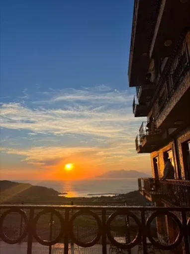 Oda balkonundan gün batımı